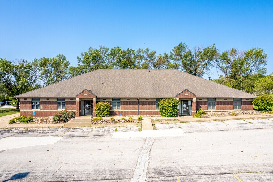 10530 New York Ave, Urbandale, IA à louer - Photo de l’immeuble – Image 2 sur 3