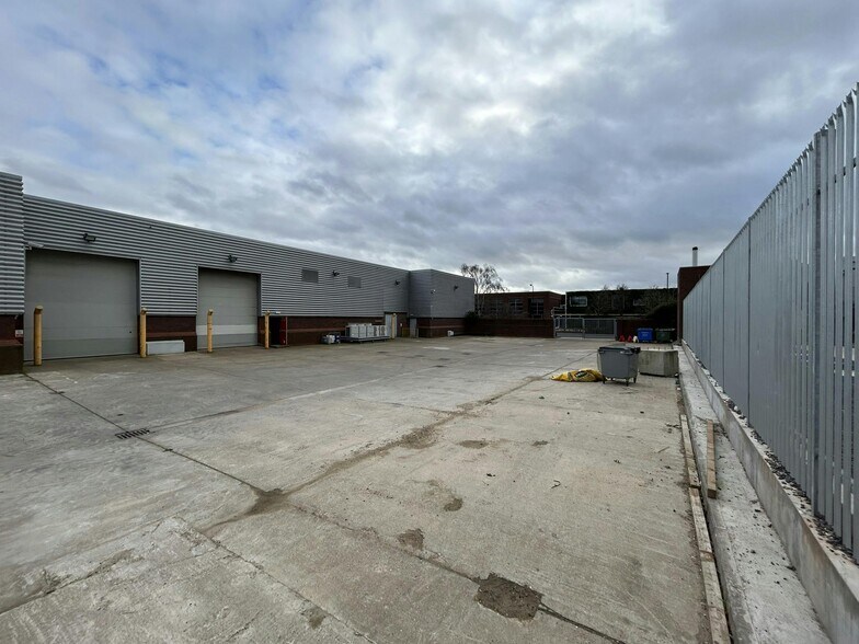 683-685 Stirling Rd, Slough à louer - Photo de l’immeuble – Image 2 sur 6