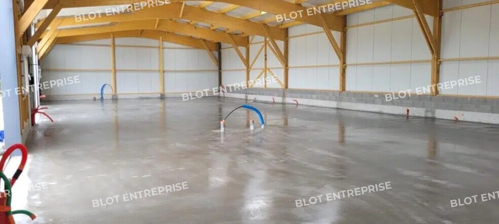 Local d’activités dans Locmariaquer à louer - Photo de l’immeuble – Image 2 sur 5