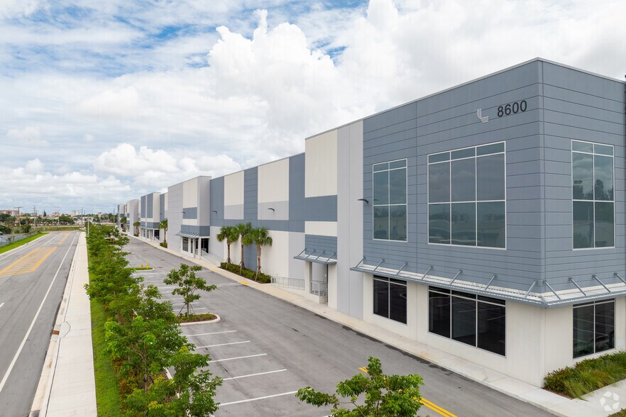 8593 NW 96th St, Medley, FL à louer - Photo de l’immeuble – Image 3 sur 25