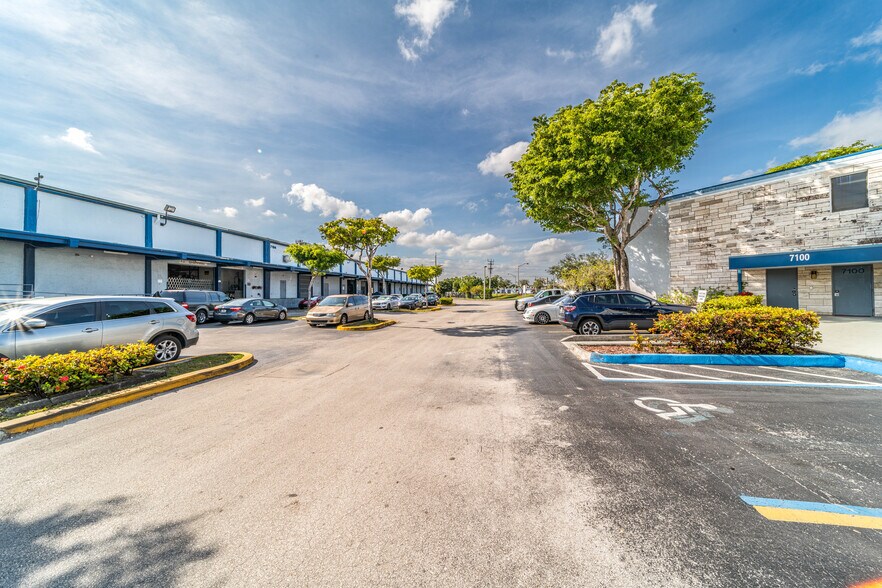 6950 NW 12th St, Miami, FL à louer - Photo de l’immeuble – Image 1 sur 4