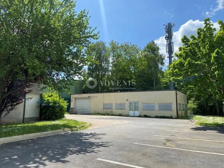 Local d’activités dans Guyancourt à louer - Photo de l’immeuble – Image 1 sur 7