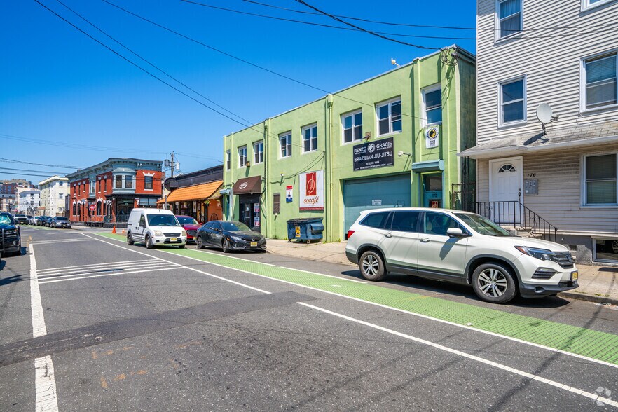 170 McWhorter St, Newark, NJ à vendre - Photo de l’immeuble – Image 3 sur 7