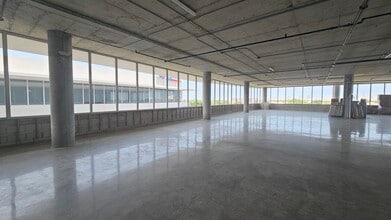 850 NW 42nd Ave, Miami, FL à louer Photo intérieure– Image 1 sur 3