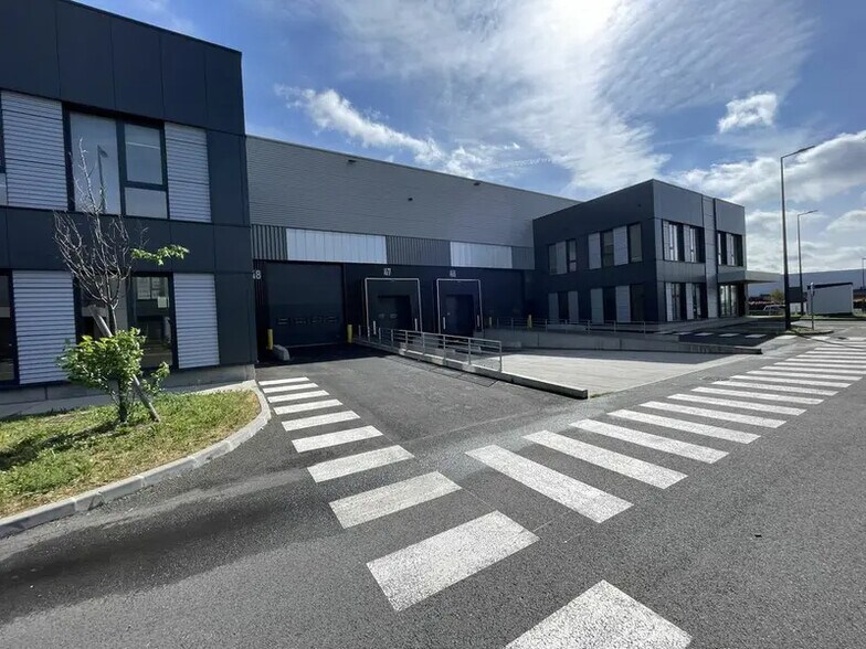 Local d’activités dans Le Bourget à louer - Photo de l’immeuble – Image 1 sur 4