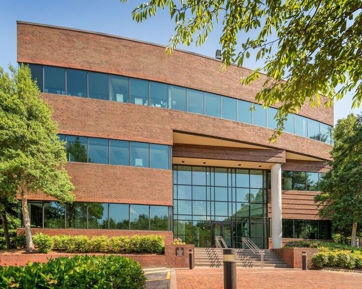 401 Harrison Oaks Blvd, Cary, NC à louer - Photo de l’immeuble – Image 3 sur 11
