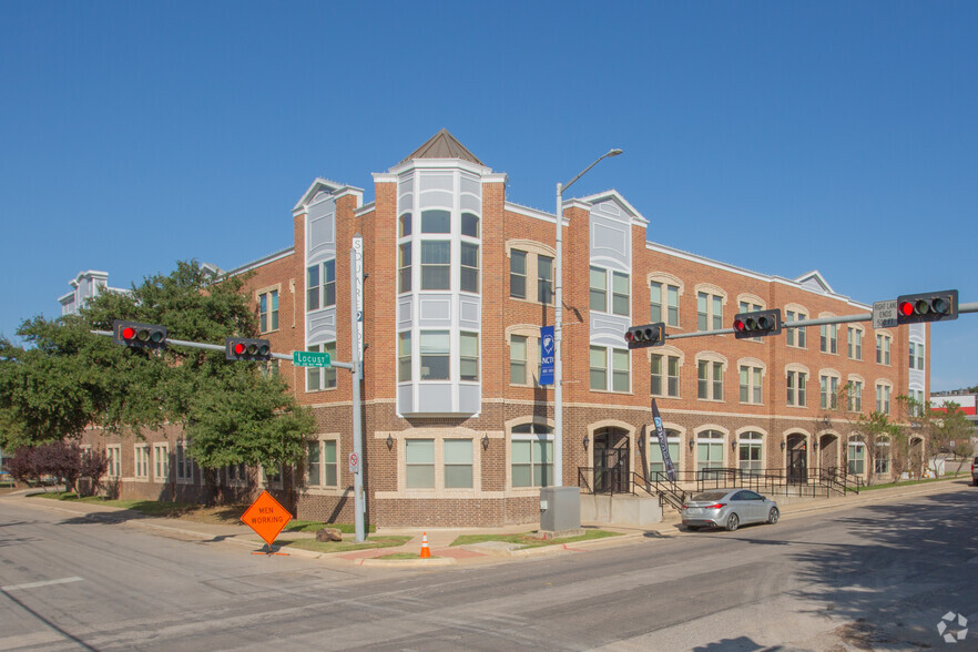 214 S Bell Ave, Denton, TX à louer - Photo de l’immeuble – Image 3 sur 5
