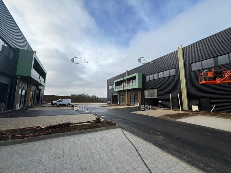 Local d’activités dans La Queue-en-Brie à louer - Photo de l’immeuble – Image 3 sur 9