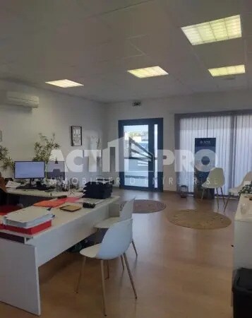 Bureau dans Saint-Estève à louer - Photo intérieure – Image 3 sur 4