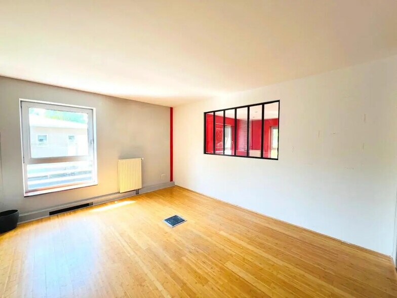 Bureau dans Voisins-le-Bretonneux à vendre - Photo de l’immeuble – Image 3 sur 12