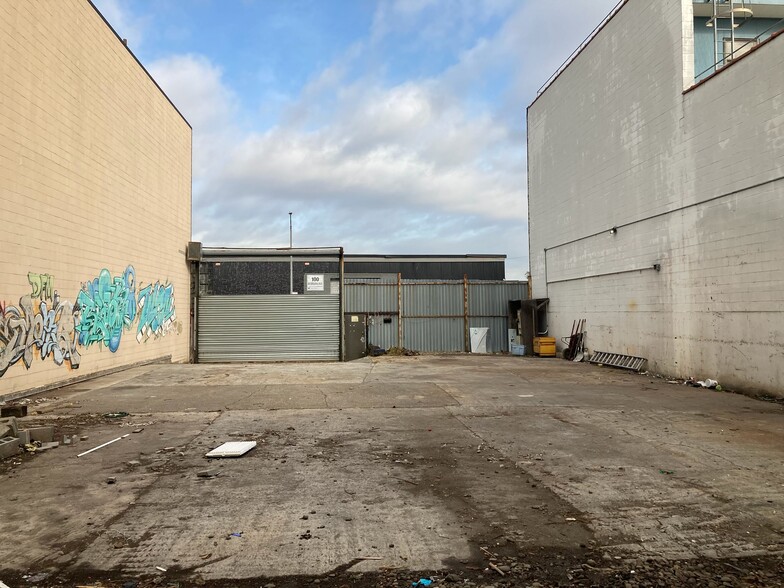 430 Johnson Ave, Brooklyn, NY à vendre - Photo de l’immeuble – Image 2 sur 4