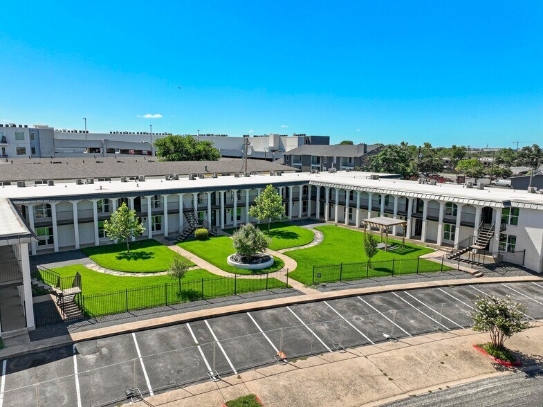 1101 Clayton Ln, Austin, TX à vendre - Photo de l’immeuble – Image 3 sur 19