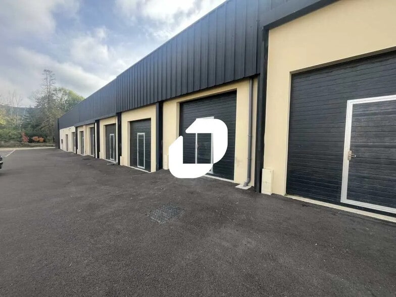 Local d’activités dans Saint-Chéron à louer - Photo de l’immeuble – Image 3 sur 6