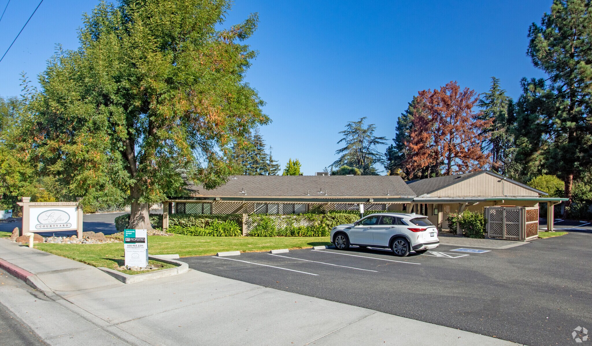 851 Fremont Ave, Los Altos, CA à louer Photo de l’immeuble– Image 1 sur 5
