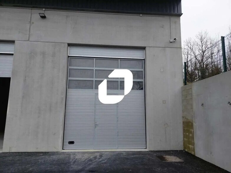 Local d’activités dans Galluis à louer - Photo de l’immeuble – Image 2 sur 6