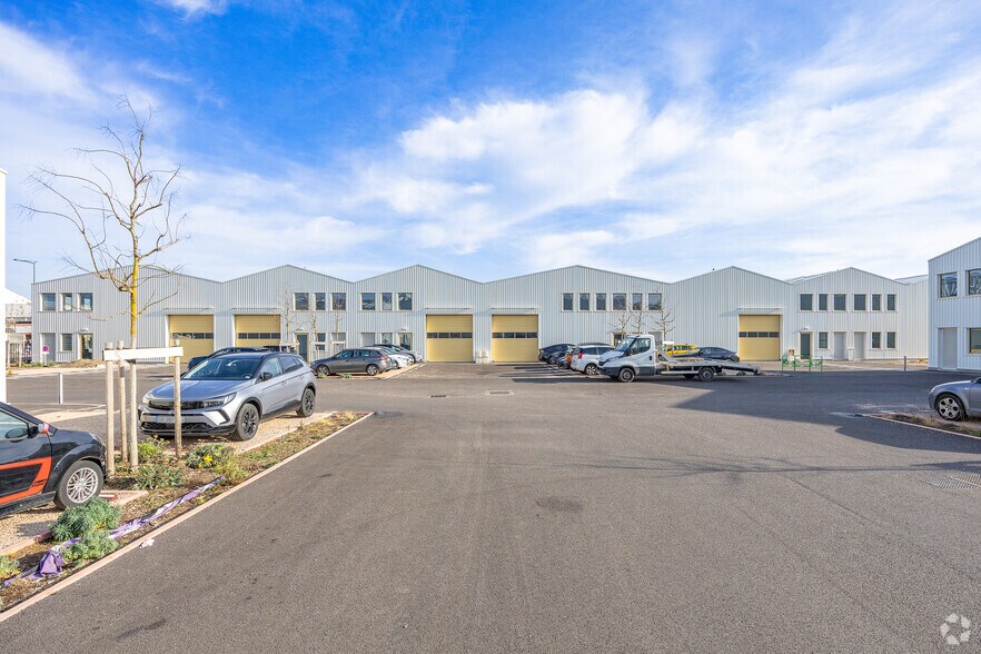 38 Rue Marius Grosso, Vaulx-en-Velin à louer - Photo de l’immeuble – Image 2 sur 2