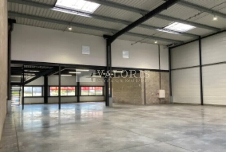 Local d'activités dans Marignane à vendre - Photo de l’immeuble – Image 3 sur 16