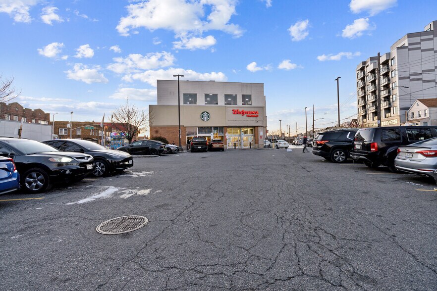 132-40 Metropolitan Ave, Jamaica, NY à louer - Photo de l’immeuble – Image 2 sur 15
