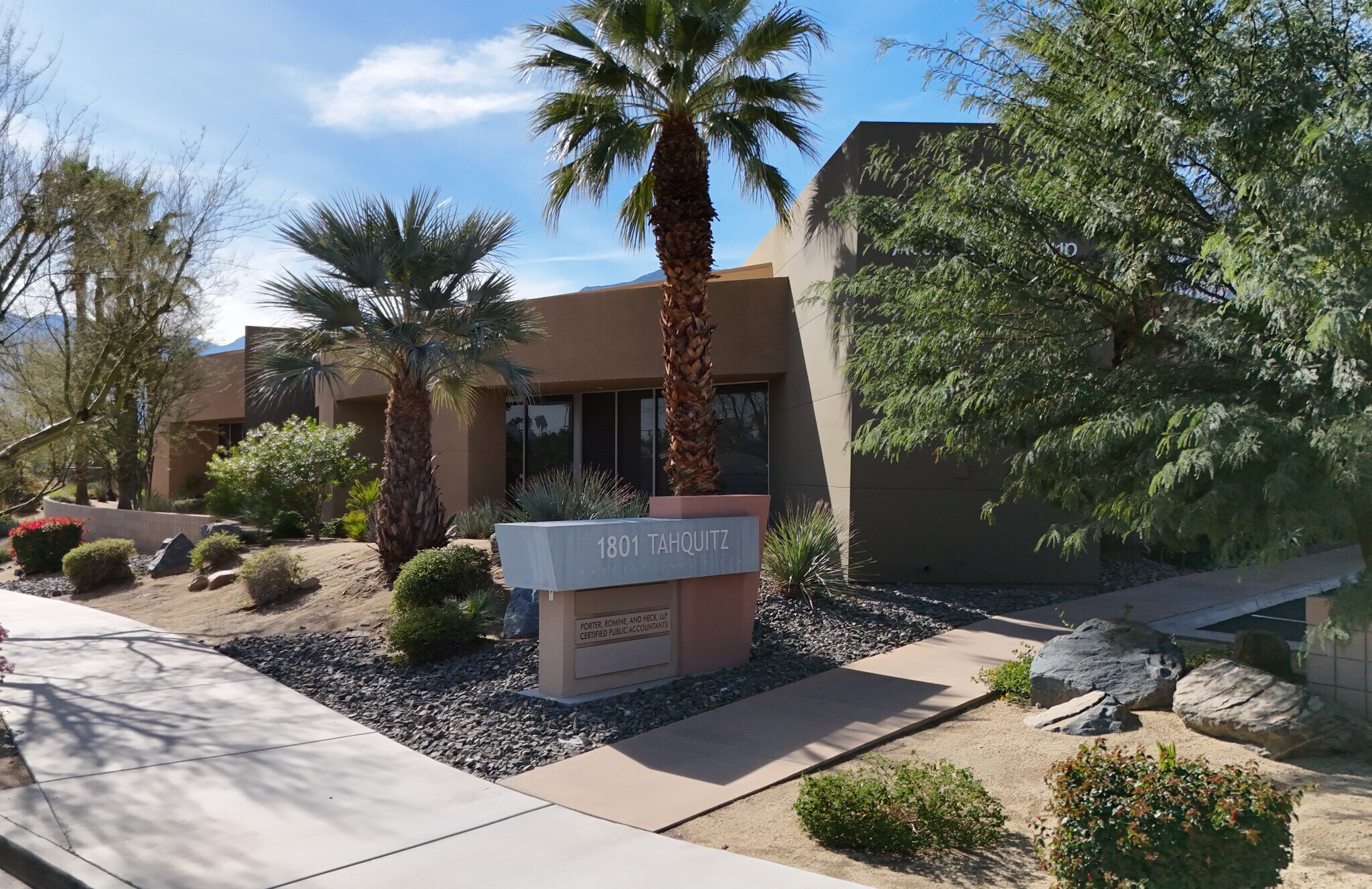 1801 E tahquitz canyon Way, Palm Springs, CA à vendre Photo de l’immeuble– Image 1 sur 11