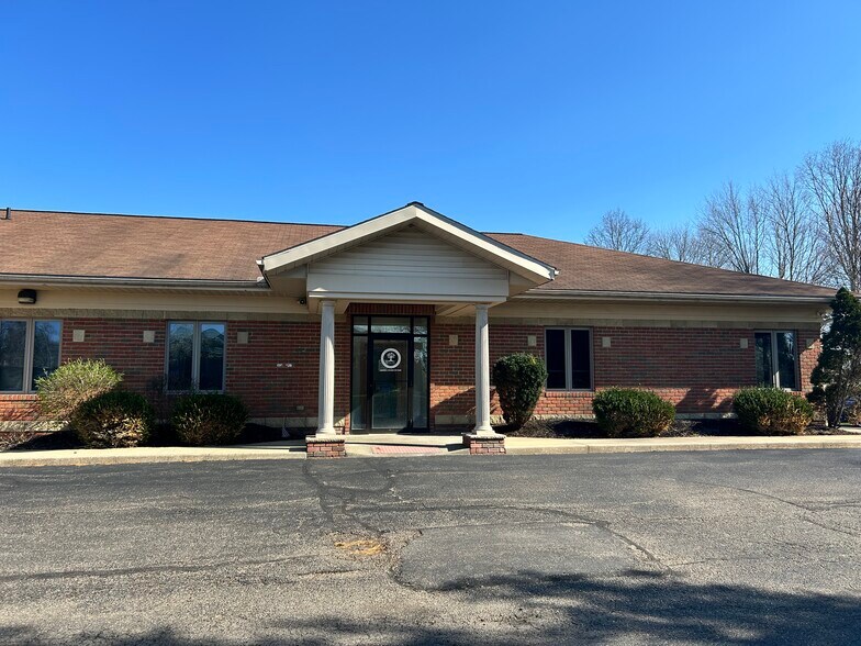 4256 Fulton Dr NW, Canton, OH à louer - Photo de l’immeuble – Image 2 sur 6