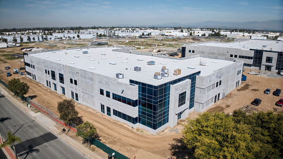 12551 Telegraph Rd, Santa Fe Springs, CA à louer - Photo de l’immeuble – Image 1 sur 19