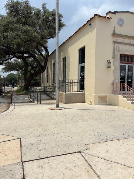 202 N Camp St, Seguin, TX à louer - Photo de l’immeuble – Image 3 sur 15