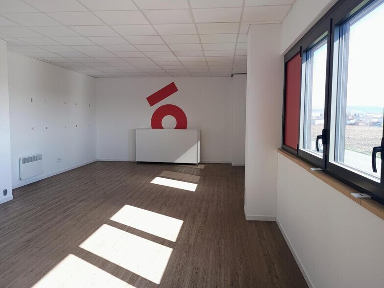 244 Rue Du Point Du Jour, Saint-Denis-lès-Bourg à louer - Photo de l’immeuble – Image 3 sur 30