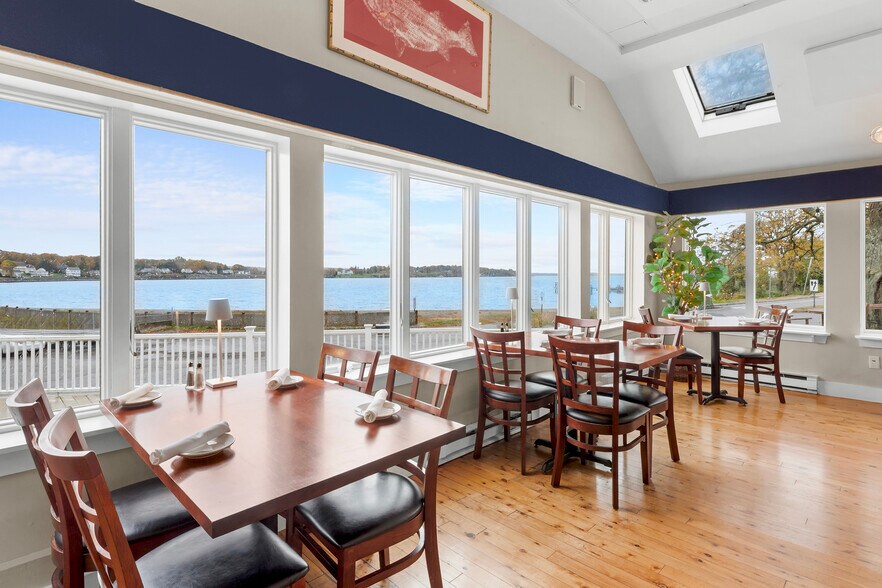 15 Point Rd, Portsmouth, RI à vendre - Photo intérieure – Image 2 sur 25