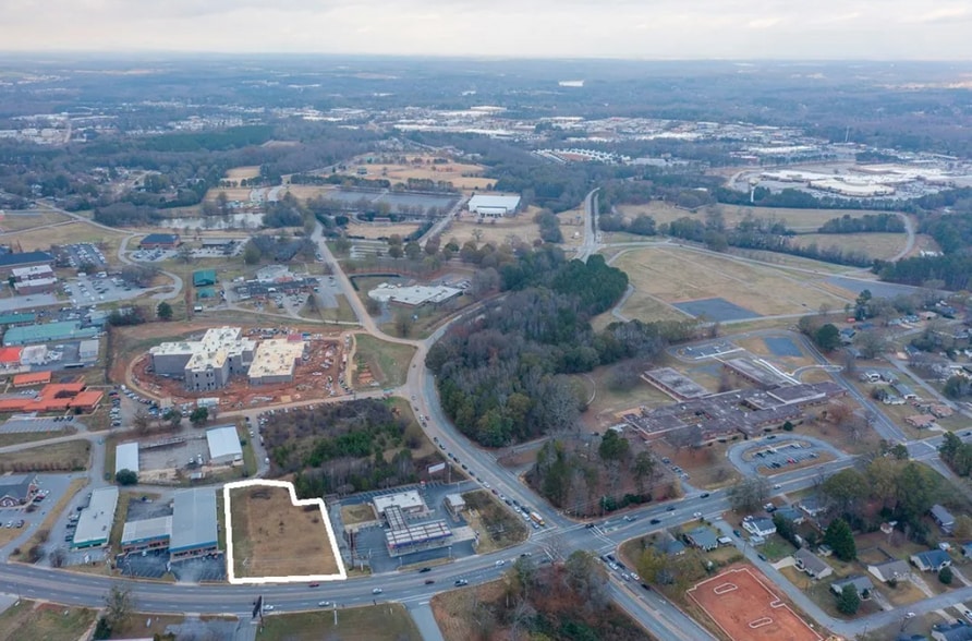 713 Whitehall Rd, Anderson, SC à vendre - Photo principale – Image 1 sur 3