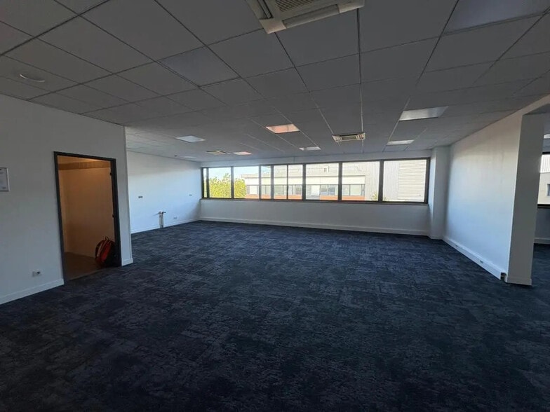 Bureau dans Villeneuve-la-Garenne à louer - Photo de l’immeuble – Image 1 sur 12