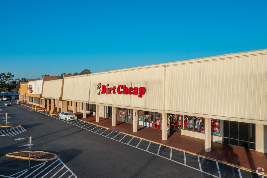 8183 W Fairfield Dr, Pensacola, FL à louer - Photo de l’immeuble – Image 3 sur 10