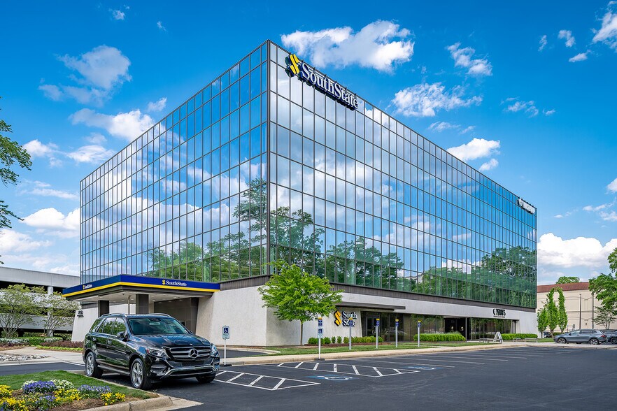 6525 Carnegie Blvd, Charlotte, NC à louer - Photo de l’immeuble – Image 2 sur 8