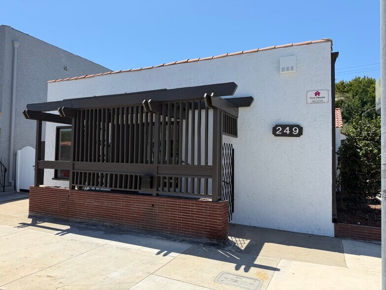 249 Redondo Ave, Long Beach, CA à louer - Photo de l’immeuble – Image 1 sur 4