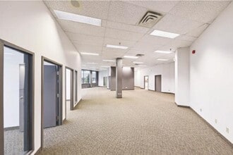 666 Boul Saint-Martin O, Laval, QC à louer Photo intérieure– Image 2 sur 8