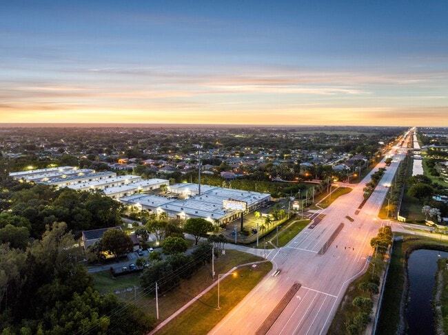 Plus de détails pour 10018-10058 Spanish Isles Blvd, Boca Raton, FL - Local d'activités, Industriel/Logistique à louer