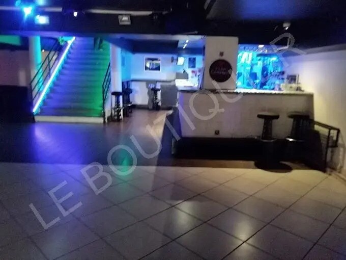 Local commercial dans Sainte-Geneviève-des-Bois à vendre - Photo de l’immeuble – Image 2 sur 4