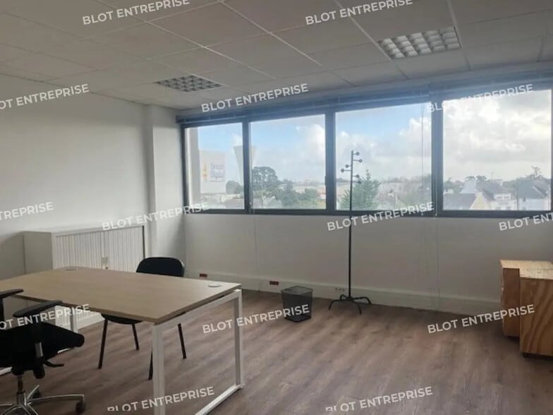 Bureau dans Vannes à vendre - Photo de l’immeuble – Image 2 sur 7