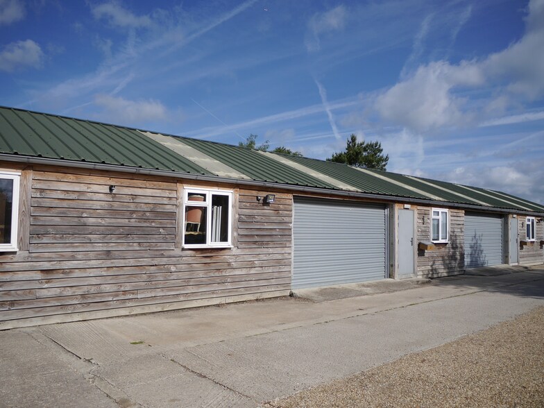 West Chiltington Ln, Billingshurst à louer - Photo de l’immeuble – Image 1 sur 7