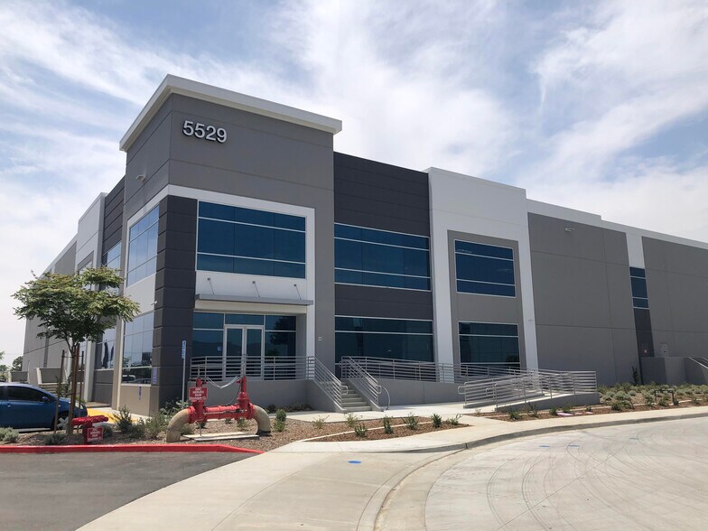 Stockdale Ct, Jurupa Valley, CA à louer - Photo de l’immeuble – Image 2 sur 10
