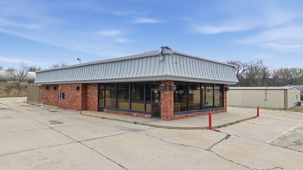 700 N 1st St, Ponca City, OK à louer - Photo de l’immeuble – Image 1 sur 3