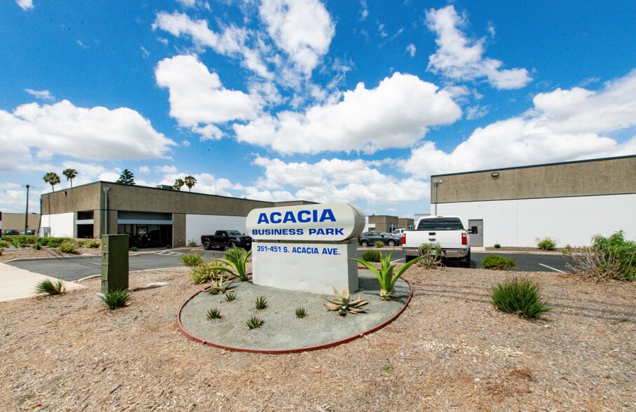367-377 S Acacia Ave, Fullerton, CA à louer - Photo de l’immeuble – Image 2 sur 4