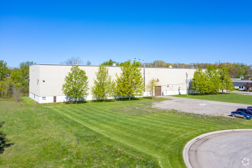 840 Rickett Rd, Brighton, MI à louer - Photo de l’immeuble – Image 3 sur 4