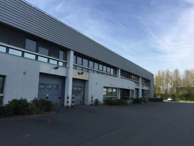 Local d’activités dans Trappes à louer - Photo de l’immeuble – Image 2 sur 2