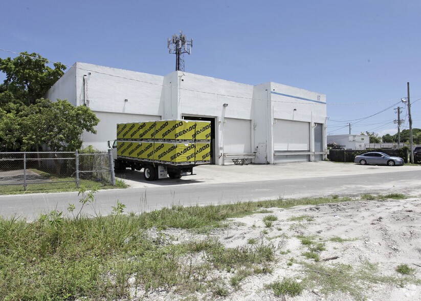 117 NW 3rd Ave, Dania, FL à louer - Photo de l’immeuble – Image 3 sur 6