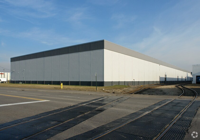 2500 Walnut St, Roseville, MN à louer - Photo de l’immeuble – Image 2 sur 5