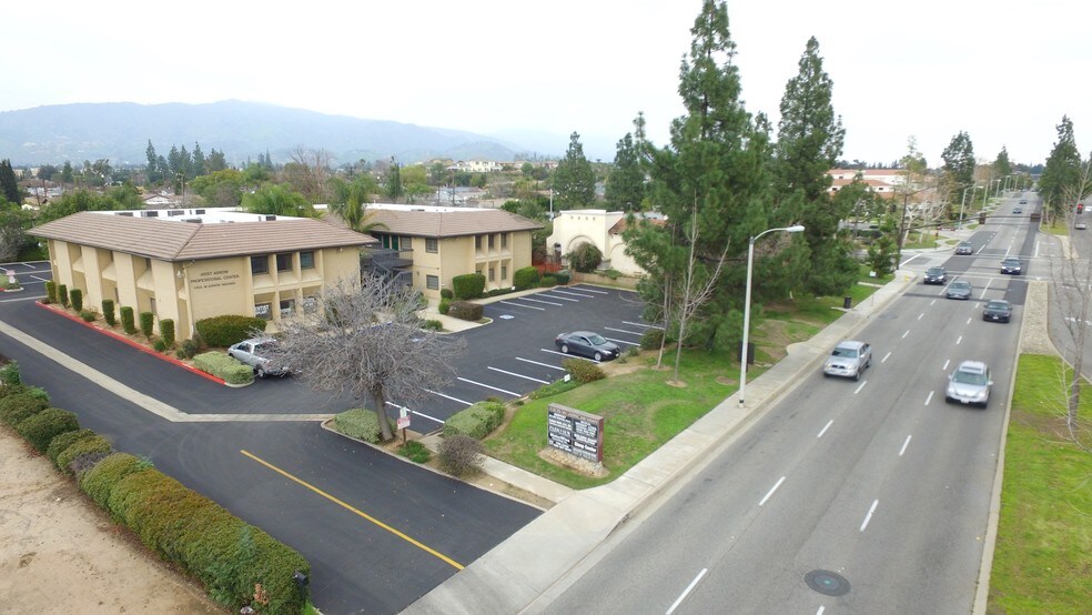 1305 W Arrow Hwy, San Dimas, CA à louer - Photo de l’immeuble – Image 3 sur 13