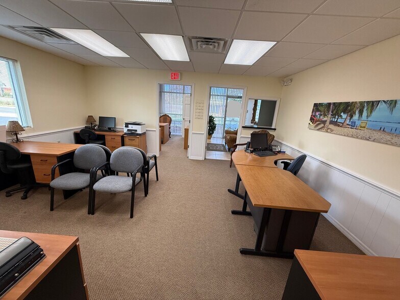 415 S Babcock St, Melbourne, FL à louer - Photo de l’immeuble – Image 3 sur 8