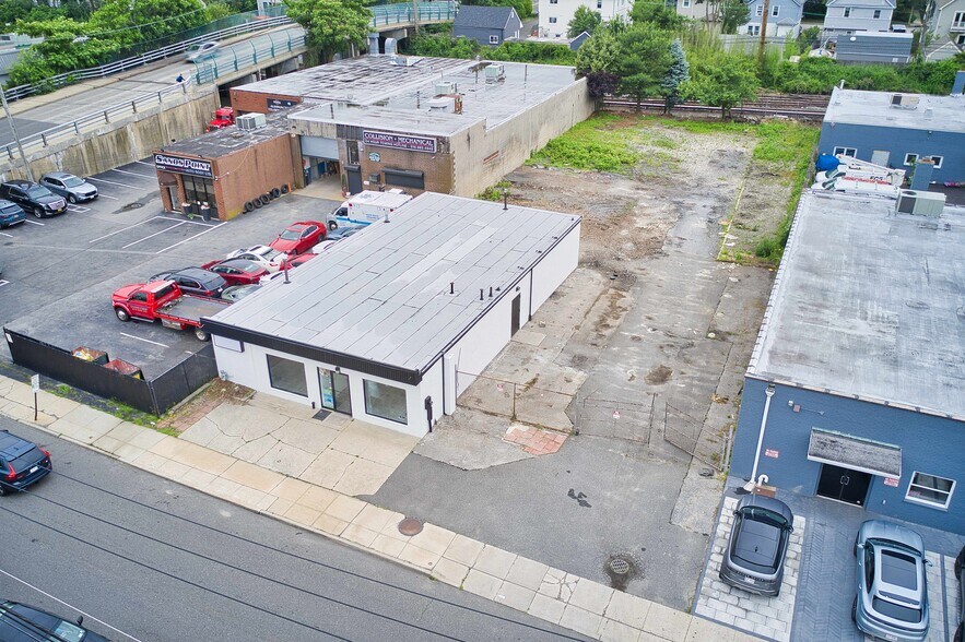 88 S Bayles Ave, Port Washington, NY à vendre - Photo de l’immeuble – Image 3 sur 18
