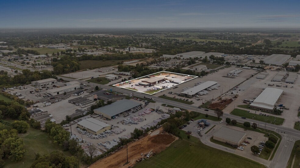 405 S Bloomington St, Lowell, AR à louer - Photo de l’immeuble – Image 2 sur 7