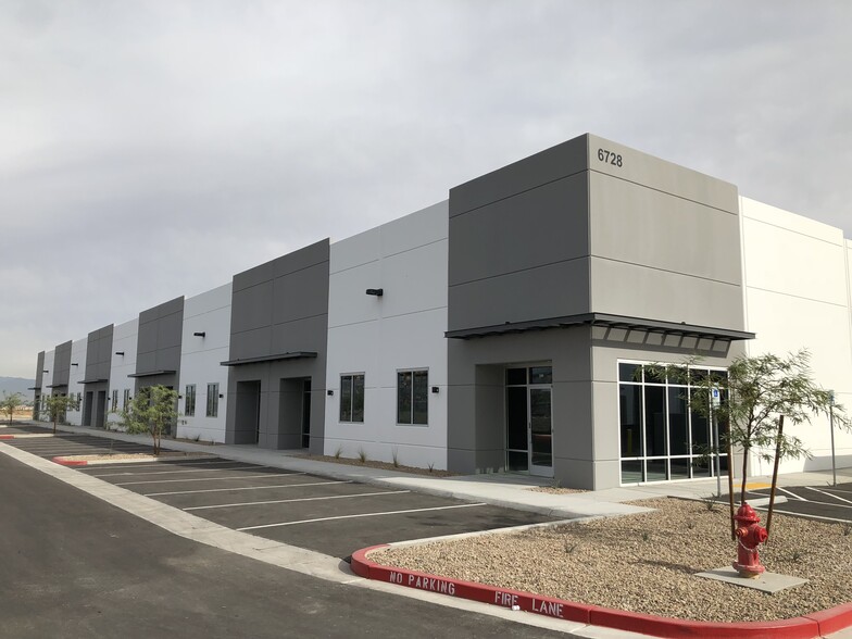 6728 W Sunset Rd, Las Vegas, NV à louer - Photo de l’immeuble – Image 1 sur 9